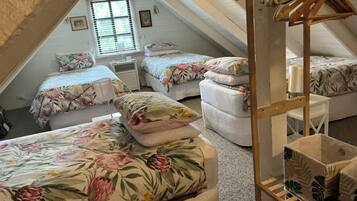 4 dormitoris, planxa i posts de planxar i un bressol de viatge