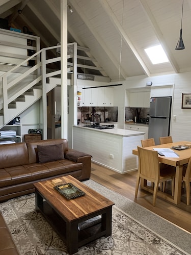 TreeTops - wood fire, outdoor spa and great coffee