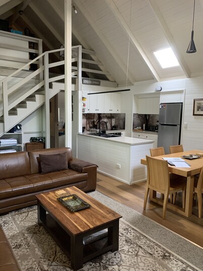 TreeTops - wood fire, outdoor spa and great coffee