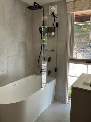 Combined shower/bathtub, hair dryer, towels, soap - TreeTops - wood fire, outdoor spa and great coffee (Hepburn Springs)