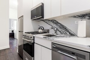 Private kitchen - One Bedroom in Chelsea, Near High Line & Museums (New York)