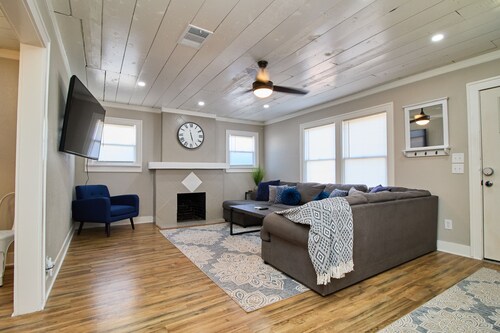 ✔ Spacious & Modern + Pool Table + Great Location