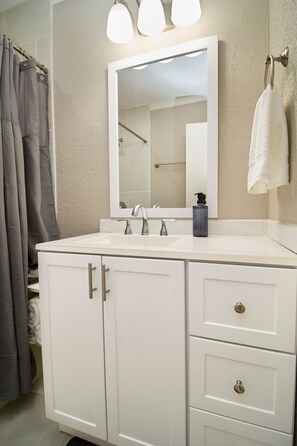 وحدات دش مع أحواض استحمام، مجففات شعر، مناشف، صابون