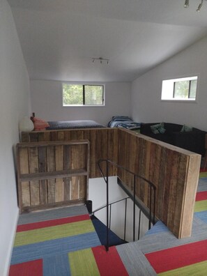 1 bedroom, bed sheets - Loft on quiet 5 acre bush block. Less than 5 minutes to beaches. (Congo)