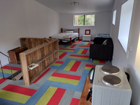 1 bedroom, bed sheets