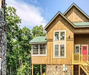 Exterior - Year round fun and relaxation
5 min to slopes 15 min to the beach and golf  (McHenry)