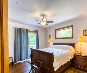 6 bedrooms, desk, WiFi, bed sheets