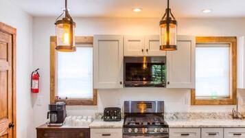 雪櫃、微波爐、焗爐、爐具