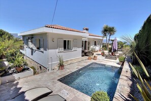 Alberca al aire libre y alberca climatizada