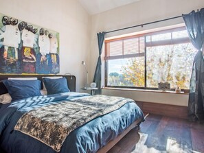 4 bedrooms, desk, WiFi