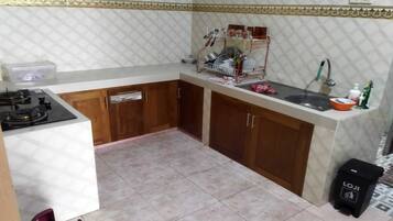 Lemari es, kompor, dan peralatan masak/sendok-piring