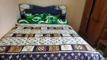 Kamar Double Standar, kamar mandi umum (Second Floor) | Seprai linen