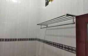 Standard-Doppelzimmer (First Floor) | Badezimmer