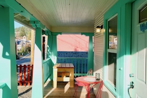Outdoor dining - Chez Belinda (Dunsmuir)