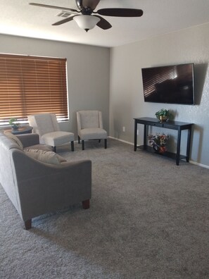 Smart TV, fireplace, Netflix, streaming services - Spacious Home With Mountain Views  (Yuma)
