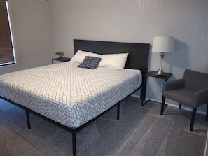 3 bedrooms, free WiFi, bed sheets - Spacious Home With Mountain Views (Yuma)