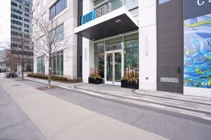Exterior detail - Lux Seaport 1BR w/ Gym on Harbor by Blueground (Boston)