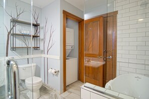 Combined shower/tub, hair dryer, towels