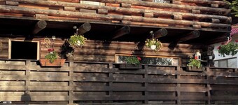 3 Bed Chalet Sleeps 8 -Fireplace & Enclosed Garden