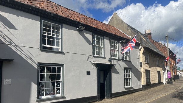 A traditional building with a white facade, multiple windows, and a red-tiled roof. - Stylish Historic Apartment - Sleeps 3 & Parking (Norwich)