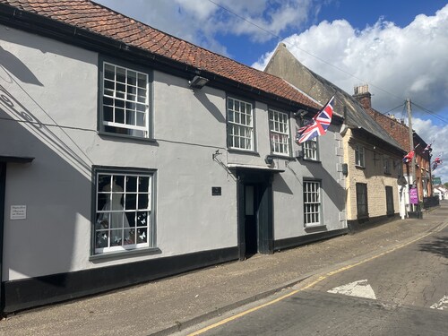 Stylish Historic Apartment - Sleeps 3 & Parking