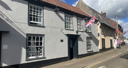 Stylish Historic Apartment - Sleeps 3 & Parking