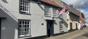 Stylish Historic Apartment - Sleeps 3 & Parking