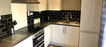 Stylish Historic Apartment - Sleeps 3 & Parking