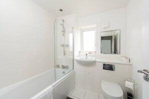 Combined shower/tub, hair dryer, towels - Lovely 2-Bed House in Manchester (Manchester)