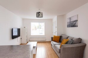 TV - Lovely 2-Bed House in Manchester (Manchester)