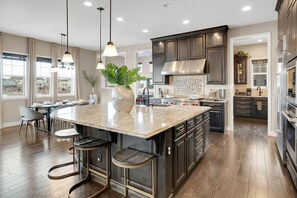 Fridge, microwave, oven, stovetop - Sunset Casa: Golf & Lake Views, Hot Tub, Fire Pit, Sleeps 16 (Aurora)