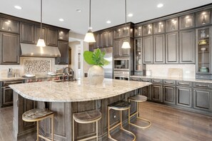 Fridge, microwave, oven, stovetop - Sunset Casa: Golf & Lake Views, Hot Tub, Fire Pit, Sleeps 16 (Aurora)