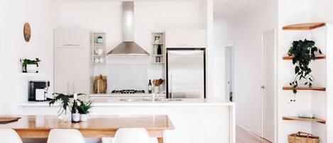 Micro-ondes, four, plaque de cuisson, lave-vaisselle