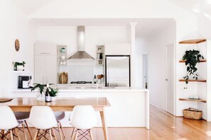 Micro-ondes, four, plaque de cuisson, lave-vaisselle