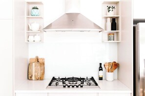 Micro-ondes, four, plaque de cuisson, lave-vaisselle