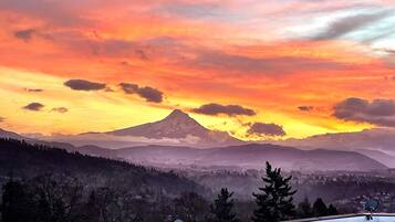 Een panoramisch uitzicht op een bergketen in de zonsondergang.