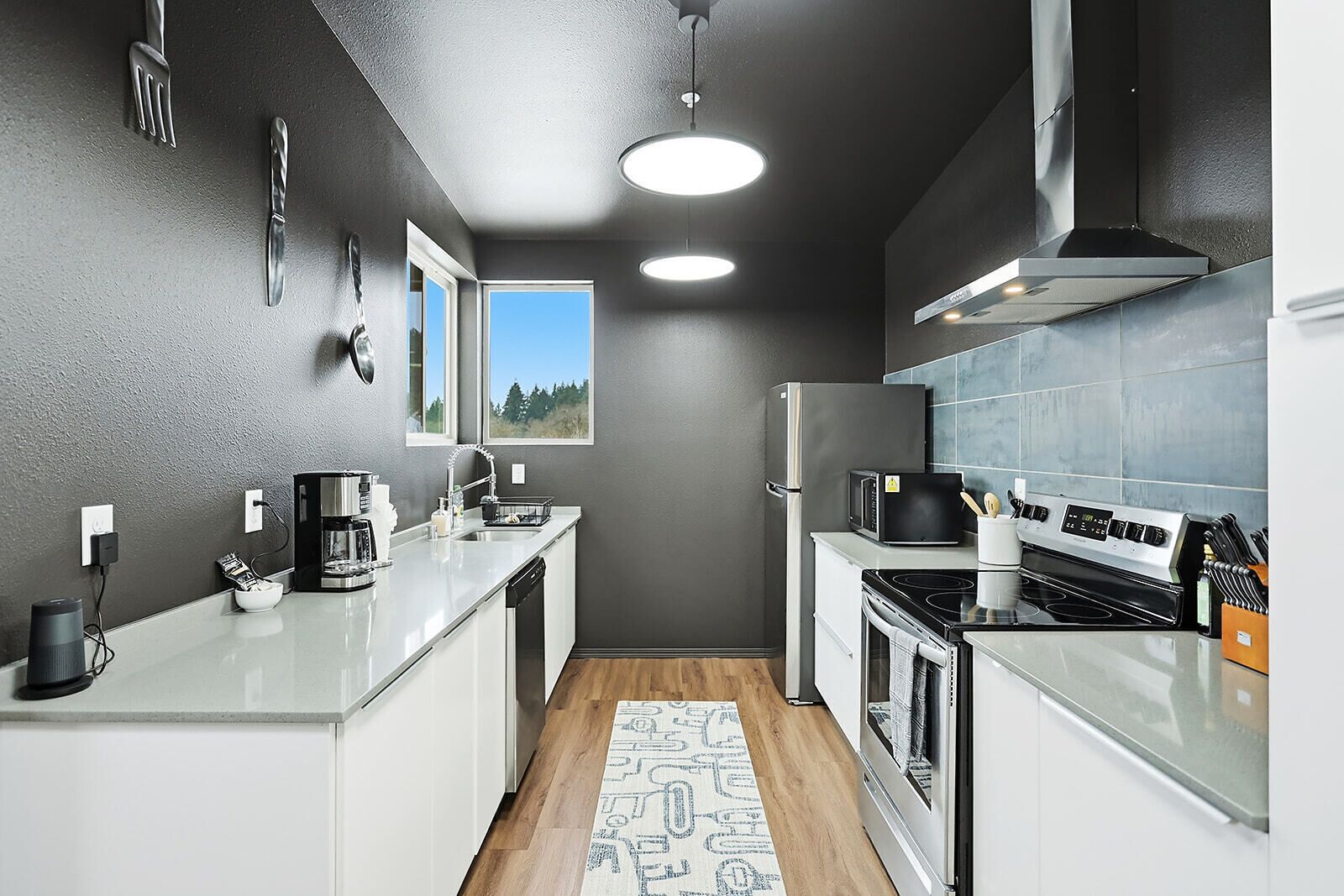 Kylskåp, mikrovågsugn, ugn och spishäll