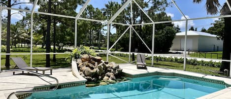 Een buitenzwembad en een verwarmd zwembad