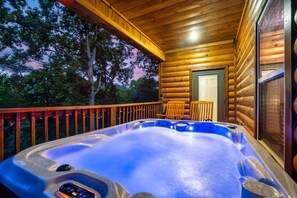 Outdoor spa tub - Classic Log Cabin Goals: Dogs + Hot Tub + Pool (Sevierville)