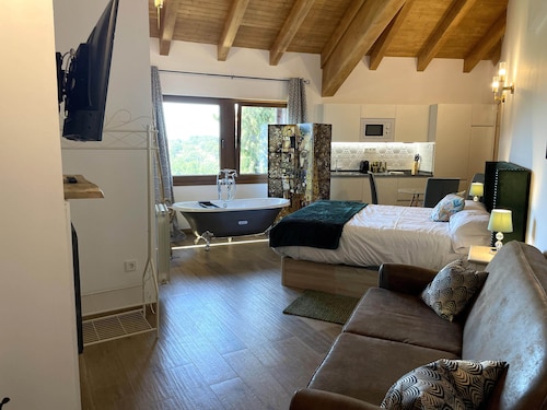 El Edificio Contiene 5 Magníficos Apartamentos y una Sala Común,