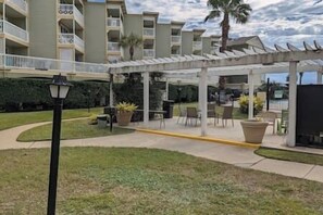 Property grounds - Galveston Oceanview Condo / Balcony / Steps  Away to the Beach (Galveston)