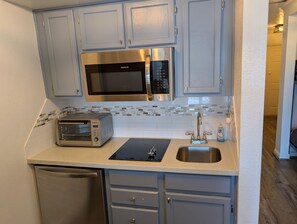 Réfrigérateur, micro-ondes, plaque de cuisson, lave-vaisselle