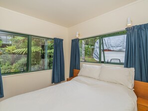 2 عدّة غرف نوم ومكواة/لوح كي وملاءات أسرّة