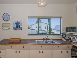 Refrigerador, microondas, tostadora y utensilios de cocina 