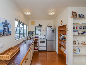 ثلاجة، ميكروويف، محمصة خبز، مستلزمات طهي/أطباق/أوعية