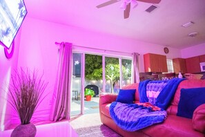 Una Smart TV, una impresora