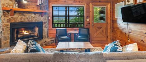 TV connectée, cheminée, livres