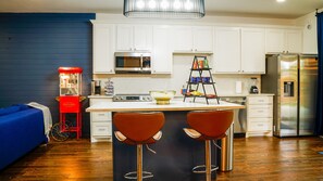 Fridge, microwave, oven, stovetop - 4 BR , Large Yard with HOT TUB, Fire pit,Basket ball hoop (Dallas)