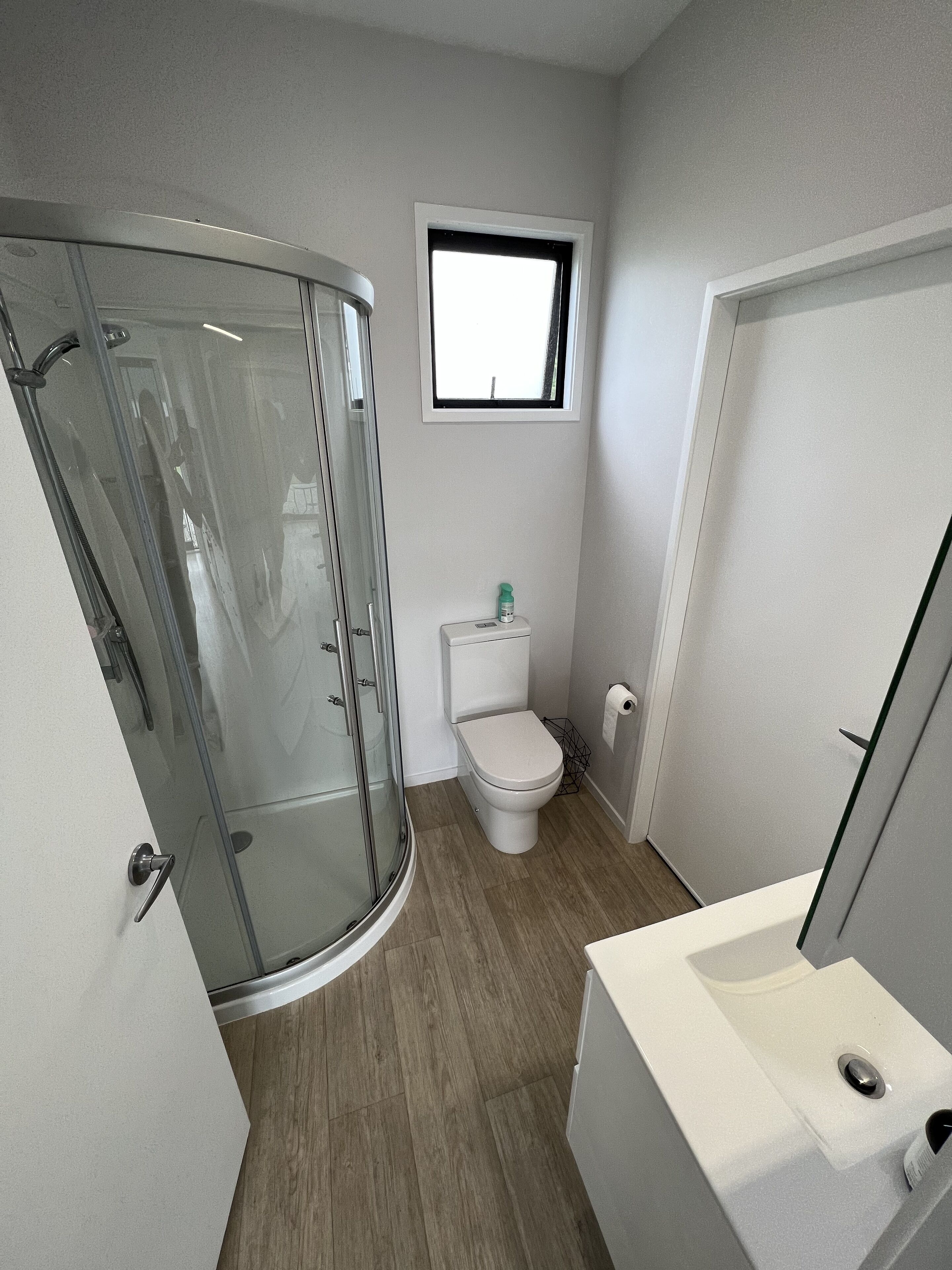 Douche, serviettes fournies, papier toilette