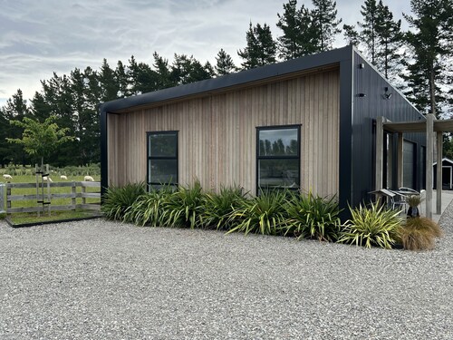 Modern studio unit - Lifestyle property located 4.6km from town